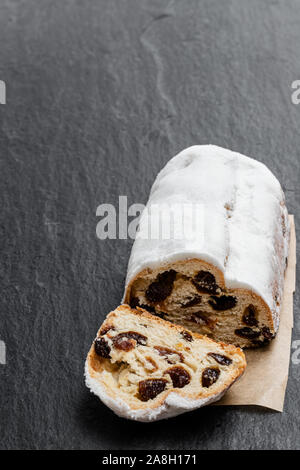 Traditionelle Stollen Obst Kuchen auf schwarzen Stein Tabelle Stockfoto