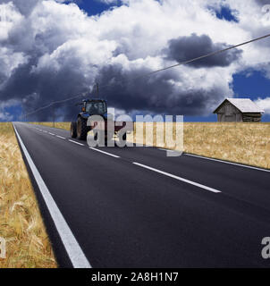 Eine Landstraße mit Traktor Stockfoto