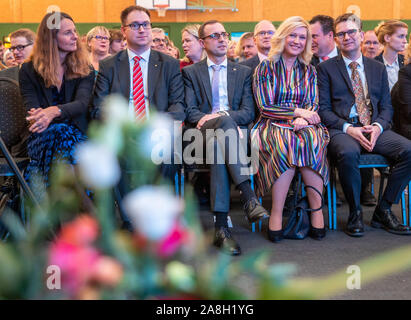 Dassow, Deutschland. 09 Nov, 2019. Manuela Schwesig (SPD), Ministerpräsident von Mecklenburg-Vorpommern, und ihr Mann Stefan Schwesig (r) sind an der Feier des Jahrestages des Falls der Berliner Mauer begrüßt. Die Landesregierung von Mecklenburg-Vorpommern erinnert an das historische Ereignis, dass der Beginn der deutschen Wiedervereinigung gekennzeichnet. Im Herbst 1989, lange Schlangen von Autos fuhren von der kleinen Stadt Dassow auf der B 105 bis Lübeck. Credit: Jens Büttner/dpa-Zentralbild/dpa/Alamy leben Nachrichten Stockfoto