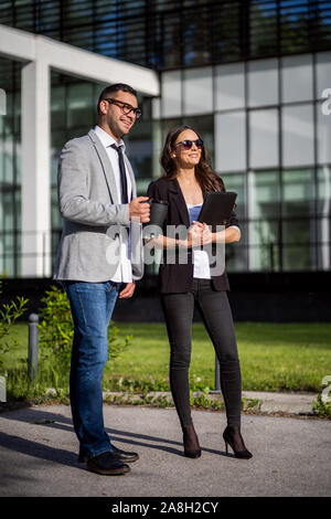 Die Kollegen in der Pause vor dem Firmengebäude. Stockfoto