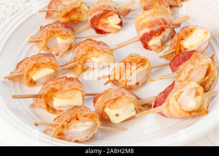 Garnelen Vorspeise mit Pfeffer jack Käse in Speck umwickelt. Holzspieße sorgt für eine einfache, als Vorspeise oder Snack. Stockfoto