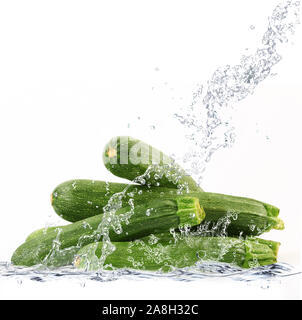 Frische Zucchini in reinem Wasser fallen Stockfoto