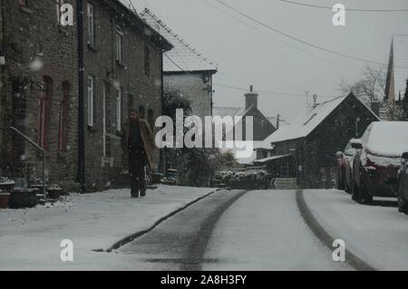 Neue Radnor, Wales, Großbritannien, 09. November 2019. Bewohner im Dorf neue Radnor in Powys wachte auf Schnee. Credit: Andrew Compton/Alamy leben Nachrichten Stockfoto