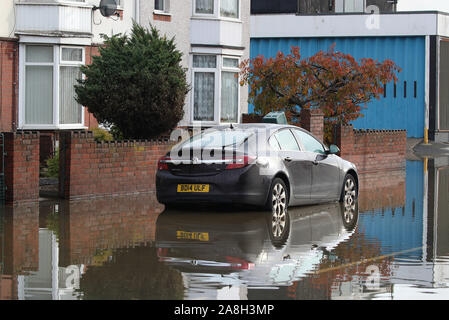 Überschwemmungen in Bentley, Doncaster als Teile von England von einem Monat im Wert von Regen in 24 Stunden ausgehalten, mit Kerben von Menschen gerettet oder gezwungen, ihre Häuser zu verlassen. Stockfoto