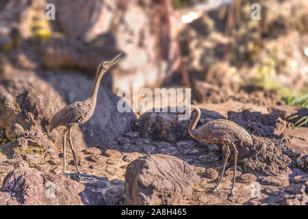 Zwei bronzene Statuen von Kränen, die in einem Fluß als Symbol für die Langlebigkeit der Gott fukurokuju, der Teil der sieben Götter Der glücklichkeit. Stockfoto