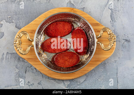 Türkisches Frühstück mit gebratenen türkischen sucuk (Bratwurst). Würstchen gebraten in Kupfer pan Stockfoto