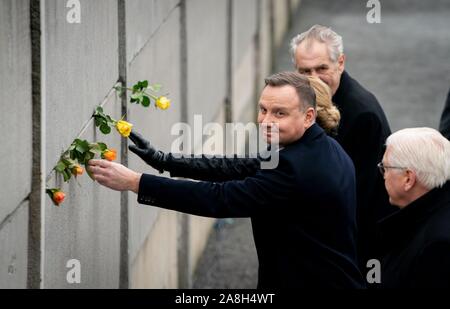 Berlin, Deutschland. 09 Nov, 2019. Bundespräsident Dr. Frank-Walter Steinmeier, Andrzej Duda (l), Präsident von Polen, und Milos Zeman (M), dem Präsidenten der Tschechischen Republik, nehmen teil an der Gedenkfeier der Stiftung Berliner Mauer in der Bernauer Straße. Präsident Steinmeier und Bundeskanzlerin Merkel, zusammen mit den Staats- und Regierungschefs der Polen, der Slowakei, der Tschechischen Republik und Ungarn, die Öffnung der Berliner Mauer vor 30 Jahren gedenken. Credit: Kay Nietfeld/dpa/Alamy leben Nachrichten Stockfoto