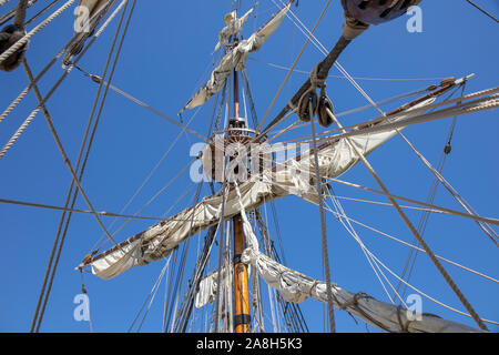 Mast und Rigg auf Replik 1999 der Russischen Fregatte Shtandart ursprünglich im Jahr 1703 gebaut. Hier zu sehen in Málaga, Spanien. Stockfoto