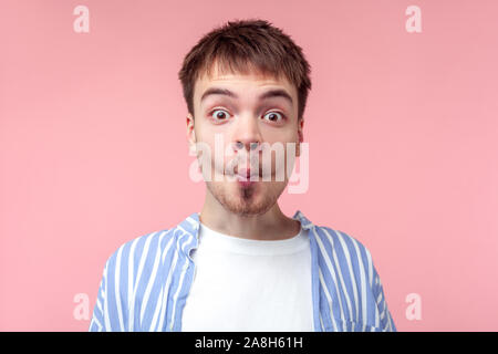 Portrait von lustigen braunhaarige Mann mit dem kleinen Bart und Schnurrbart in lässig-gestreiften Hemd, Fisch Gesicht mit Lippen -, kindisch und dumm schauen. Stockfoto