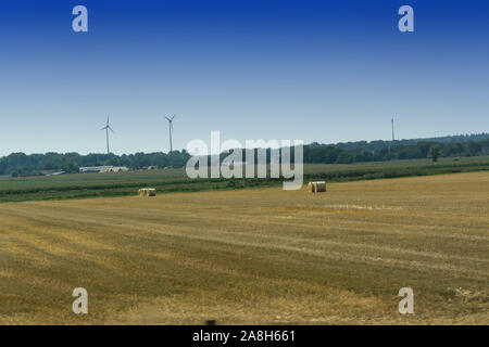 Idyllische Feld mit Strohballen in Ostdeutschland Stockfoto