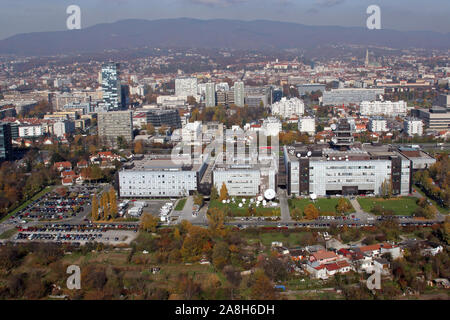 Die kroatischen Radio und Fernsehen Gebäude und die Stadt Zagreb im Hintergrund Stockfoto