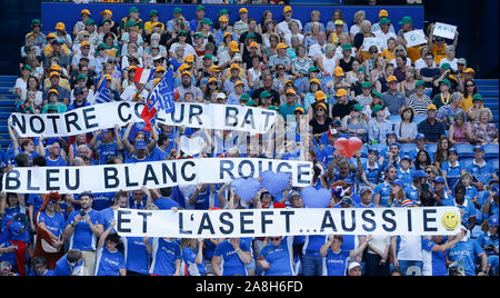 Perth, Australien. 09 Nov, 2019. 9. November 2019; RAC Arena, Perth, Western Australia, Australien; Fed Cup durch BNP Paribas Tennis Finale, Tag 1, Australien im Vergleich zu Frankreich; französische Anhänger Anzeige ein Zeichen Credit: Aktion Plus Sport Bilder/Alamy leben Nachrichten Stockfoto