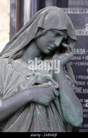 Detail eines alten Marmor Grabstein am zentralen Friedhof in Zagreb, Kroatien. Stockfoto