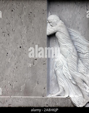 Detail eines alten Marmor Grabstein am zentralen Friedhof in Zagreb, Kroatien. Stockfoto