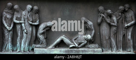 Detail eines alten Grabstein am zentralen Friedhof in Zagreb, Kroatien. Stockfoto