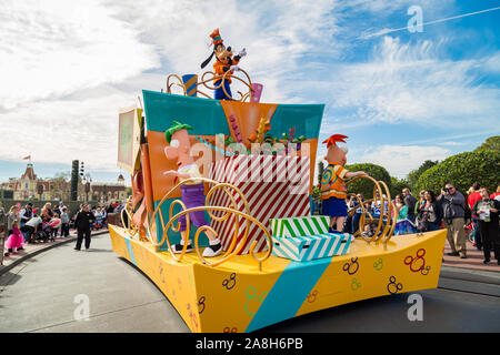 Orlando, Florida, USA - Dezember 11,2014: Disney Hauptfigur Goofy Überraschung Feier Parade auf der Main Street in Magic Kingdom in Walt Disney World. Stockfoto