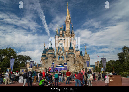 Cinderellas Schloss im Magic Kingdom Orlando, Florida, Tageslichtansicht mit Menschen im Vordergrund und Wolken im Himmel im Hintergrund Stockfoto