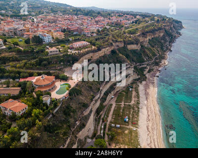 Luftaufnahme der Kalabrischen Küste, Villen und Resorts auf der Klippe. Transparente Meer und wilde Küste. Die Lokalität der Bivona in der Nähe von Tropea, Kalabrien. Italien Stockfoto