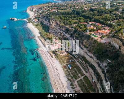 Luftaufnahme der Kalabrischen Küste, Villen und Resorts auf der Klippe. Transparente Meer und wilde Küste. Die Lokalität der Bivona in der Nähe von Tropea, Kalabrien. Italien Stockfoto