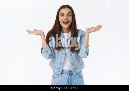 Fröhlich, glücklich und erleichtert gut aussehende brünette Frauen in Jeans Jacke, Jeans, breitete die Hände seitlich angezeigt unbothered entspannt emotion, Lachen Stockfoto