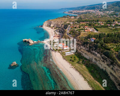 Luftaufnahme der Kalabrischen Küste, Villen und Resorts auf der Klippe. Transparente Meer und wilde Küste. Die Lokalität der Bivona in der Nähe von Tropea, Kalabrien. Italien Stockfoto