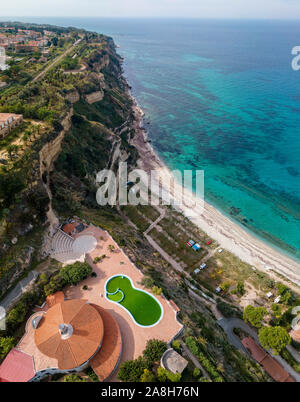Luftaufnahme der Kalabrischen Küste, Villen und Resorts auf der Klippe. Transparente Meer und wilde Küste. Die Lokalität der Bivona in der Nähe von Tropea, Kalabrien. Italien Stockfoto