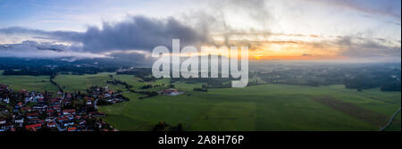 Luftaufnahme, Wälder, Wiesen, Alpen, Bayern, Deutschland, Waakirchen Reichersbeuern Stockfoto