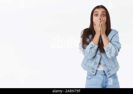 Omg Wts. Geschockt, sprachlos junges Mädchen schnappte Erstaunt und erschüttert, Deckel Mund nach hinten gebogen und starren Kamera erstaunt, habe keine Worte aus Stockfoto