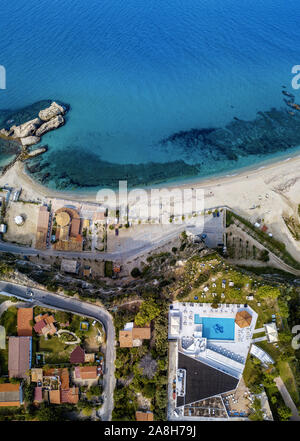 Luftaufnahme der Kalabrischen Küste, Villen und Resorts auf der Klippe. Transparente Meer und wilde Küste. Die Lokalität der Bivona in der Nähe von Tropea, Kalabrien. Italien Stockfoto