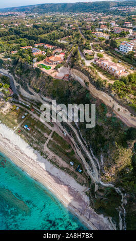 Luftaufnahme der Kalabrischen Küste, Villen und Resorts auf der Klippe. Transparente Meer und wilde Küste. Die Lokalität der Bivona in der Nähe von Tropea, Kalabrien. Italien Stockfoto