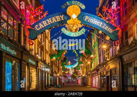 LONDON - 09. NOVEMBER 2019: In diesem Jahr die Carnaby Street in collaboratiion mit Ozean conservation Charity Project Zero schafft mehr Umweltfreundliche Weihnachten Stockfoto