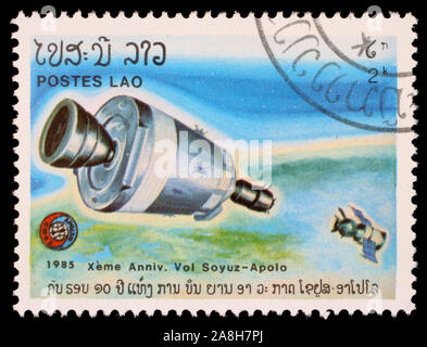 Stempel gedruckt in Laos Zeigt experimentelle Flug von Sojus und Apollo, ca. 1985 Stockfoto