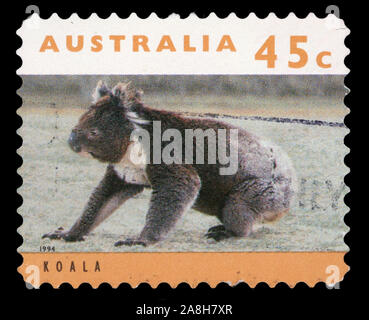 Stempel gedruckt in Australien zeigt ein koalabär sitzend auf Grasboden, circa 1994. Stockfoto