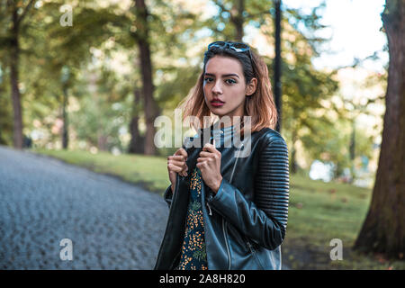 Schöne skinny albanische Mädchen posiert und zeigt die Orange Blue ornament Kleid Stockfoto