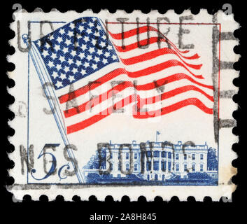 Stempel gedruckt in den Vereinigten Staaten verfügt über Wehenden US-Flagge, ca. 1962 Stockfoto