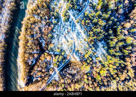 Antenne Drone Fotografie von einem Fluss und Wald im Winter Bayern Isar Brauneck Alpen Stockfoto