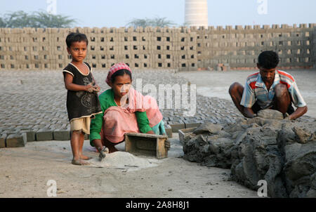 Arbeitnehmer Ziegel auf Ziegel Brennofen in Sarberia, West Bengal, Indien Stockfoto