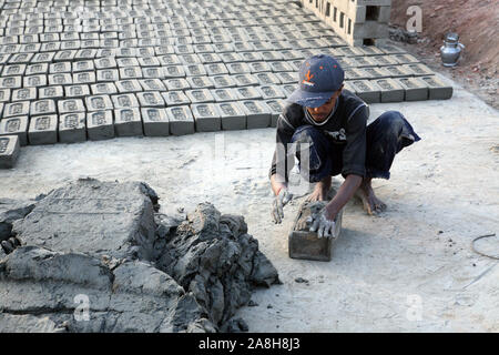 Arbeitnehmer Ziegel auf Ziegel Brennofen in Sarberia, West Bengal, Indien Stockfoto