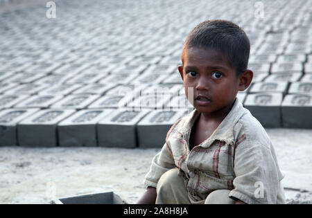 Mitarbeiter leben mit ihren Familien in der Ziegelei, wo Sie arbeiten und leben unter unmenschlichen Bedingungen in Sarberia, West Bengal, Indien Stockfoto