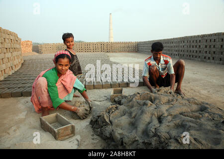 Arbeitnehmer Ziegel auf Ziegel Brennofen in Sarberia, West Bengal, Indien Stockfoto