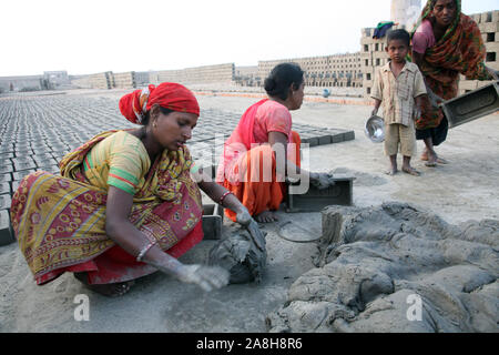 Arbeitnehmer Ziegelsteine in einer gemauerten Ofen in Sarberia, West Bengal, Indien Stockfoto