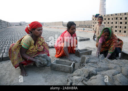 Arbeitnehmer Ziegelsteine in einer gemauerten Ofen in Sarberia, West Bengal, Indien Stockfoto