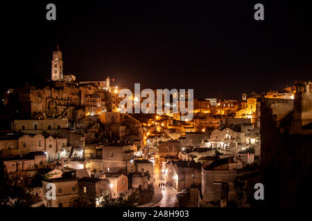 Matera Skyline, Panoramaaussicht in der Nacht. Europäische Kulturhauptstadt, Süd Italien Stockfoto