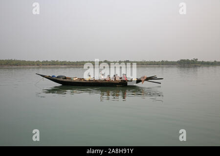 Traditionellen Fischerboot im Delta des Ganges in Sundarbans Dschungel Nationalpark, Indien Stockfoto