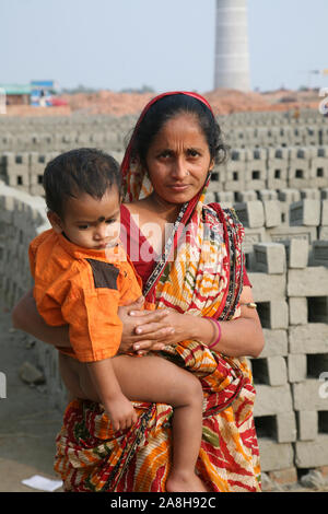 Mitarbeiter leben mit ihren Familien in der Ziegelei, wo Sie arbeiten und leben unter unmenschlichen Bedingungen in Sarberia, West Bengal, Indien Stockfoto