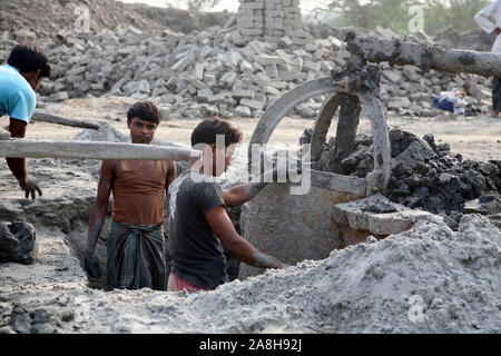 Ziegelfabrik in Sarberia, West Bengal, Indien Stockfoto