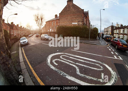 London, Großbritannien, 17. Februar 2007: hawarden Straße in Walthamstow, ultra wide (Fisheye) Foto mit der Nummer 20 (Drehzahlgrenze im Wohngebiet) Stockfoto