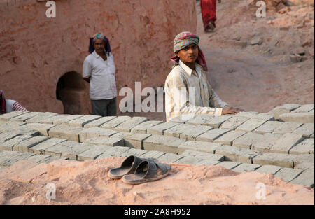 Ziegelfabrik. Werkzeuge und Maschinen für die Herstellung von Ziegeln sind sehr rudimentär, Sarberia, West Bengal, Indien. Stockfoto