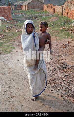 Mitarbeiter leben mit ihren Familien in der Ziegelei, wo Sie arbeiten und leben unter unmenschlichen Bedingungen in Sarberia, West Bengal, Indien Stockfoto