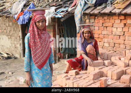 Brick Außendienstmitarbeiter, die komplette Oberfläche Backstein aus dem Drehrohrofen in Sarberia, West Bengal, Indien Stockfoto